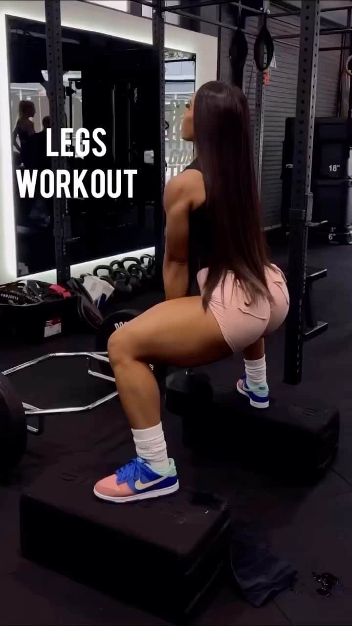 Squatsのインスタグラム：「3 exercises to build your legs!🔥 @yarishna   #squats #legs #ﬁtness」