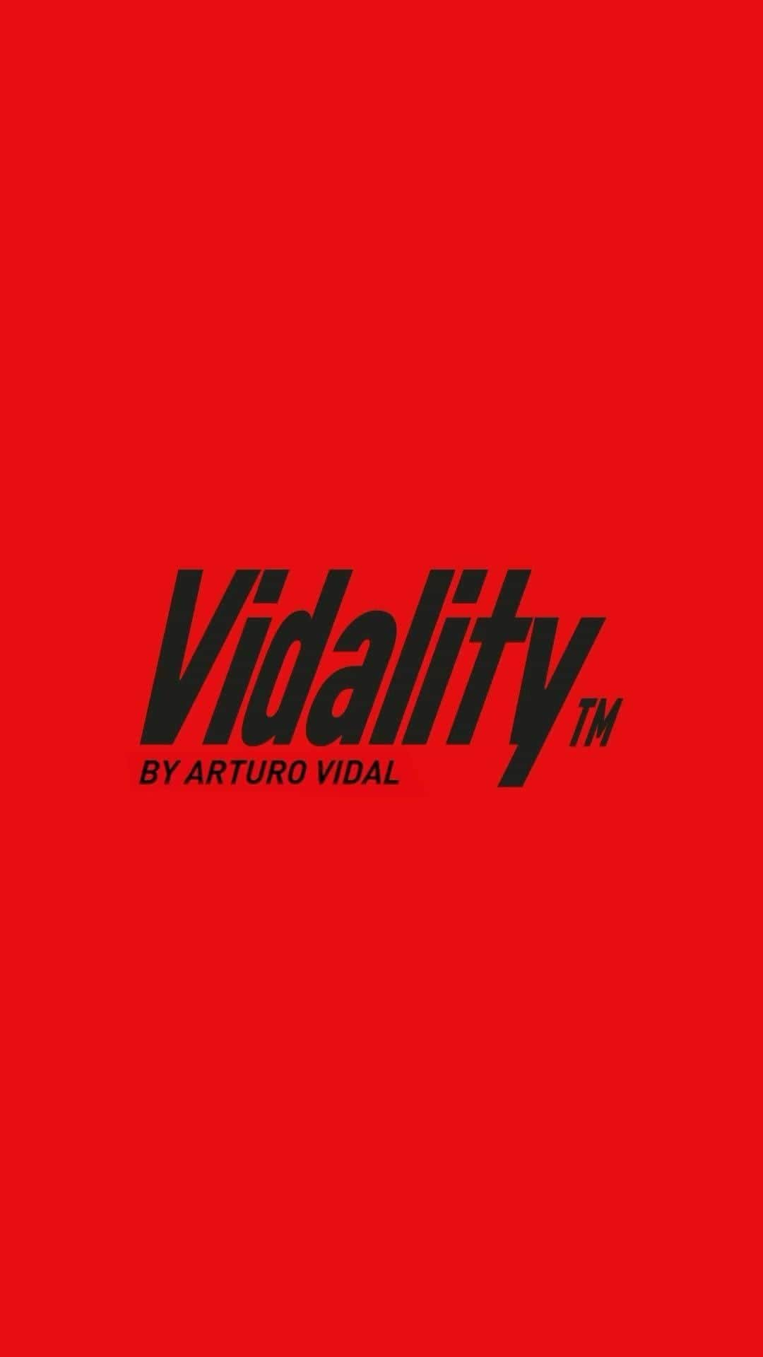 アルトゥーロ・ビダルのインスタグラム：「¡Siempre he dado lo mejor de mí en el campo!  He creado @vidalitylife , una linea de suplementos que brindan el equilibrio perfecto para rendir al máximo. Descubre nuestros productos de alta calidad y únete a mí en esta emocionante aventura hacia una vida más activa y saludable. 💪⚡✌🏽🇨🇱❤️🙏🤴」