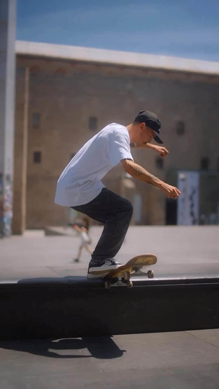 MACBA LIFEのインスタグラム：「Expanded reality with @therealnelsondacosta  🎥 @gochiestrella   Tag us to be featured 👉🏽#macbalife 👈🏽 -———————— #RESPECTTHEPLAZA #macba #skate #skateboarding #barcelona #bcn #skatebarcelona #skatelife #barceloka ##metrogrammed #skatecrunch #skategram #thankyouskateboarding #❤️skateboarders」