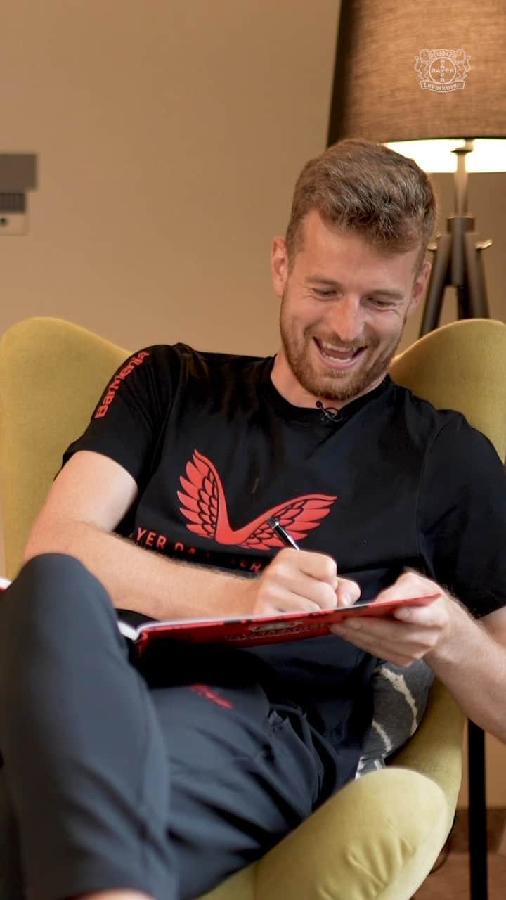バイエル・レバークーゼンのインスタグラム：「Captain charming 😂  👉 Full video of Lukas #Hradecky writing in the #Werkself friendship book on werkself.tv 📺」