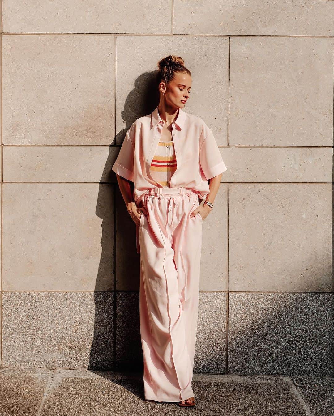 ビクトリアのインスタグラム：「A moment after @adeam in another shirt and trouser suit made in fabric that dreams are made of, and an effortless updo @larrykinghair @dysonhair {ad\pr}」