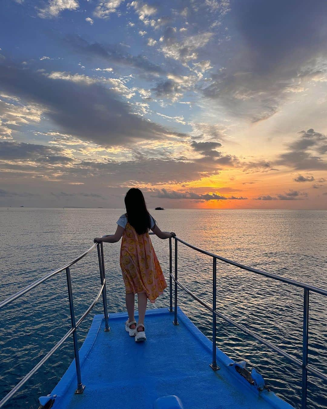 はねまりさんのインスタグラム写真 - (はねまりInstagram)「夕日きれい🌆 スイミングテストが落ちて、シュノーケリングが出来なかった😭ぴえん🥺(2)  #はねまり #はねまりチャンネル #ユーチューバー #海外旅行 #家族旅行 #子連れ旅行 #初めての #hanemari #youtuber #js #モルディブ」9月13日 1時42分 - hanemarisworld