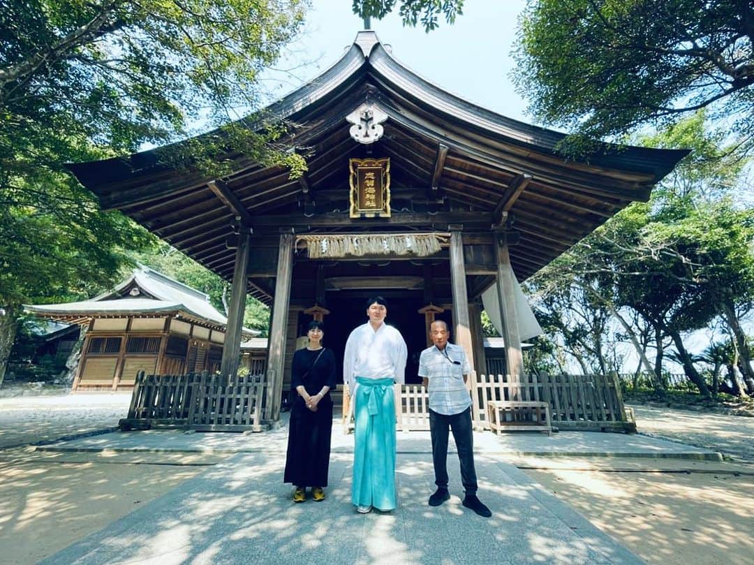 真藤舞衣子のインスタグラム：「思いがけず中西食堂の中西さんに志賀海神社へ案内していただきました。  こちらの神様は 綿津見（わたつみ）三神と言われて 伊邪那岐命（いざなぎのみこと）が黄泉の国から帰った際に禊をして、 表津綿津見神・中津綿津見神・底津綿津見神と海の表、中、底を守る神が生まれました。  身禊で生まれた神様なので潮の満ち引きによって人の生死や吉凶などをもつかさどる力があるとされています。  ここは海が一望できてそこから能古島などが見られるんです。  この場所にいるとなんとも言えないおだやかで優しいけども、キリリと背筋が伸びるような気がしました。  それもそのはずこちらはものすごいパワースポットと言われているそうです。全く知りませんでした！ 参拝の仕方が普段とすこし違って驚きました。 詳しくは志賀海神社のWEBサイトを見てほしいです。  そしてそこから沖津宮というのがありこちらは離れ小島にあって1日に数回ある引き潮の時しか徒歩で渡る道が現れないそうで、いつかそこまで行って拝んでみたいとおもいます。  #マイマイ福岡　#志賀海神社」