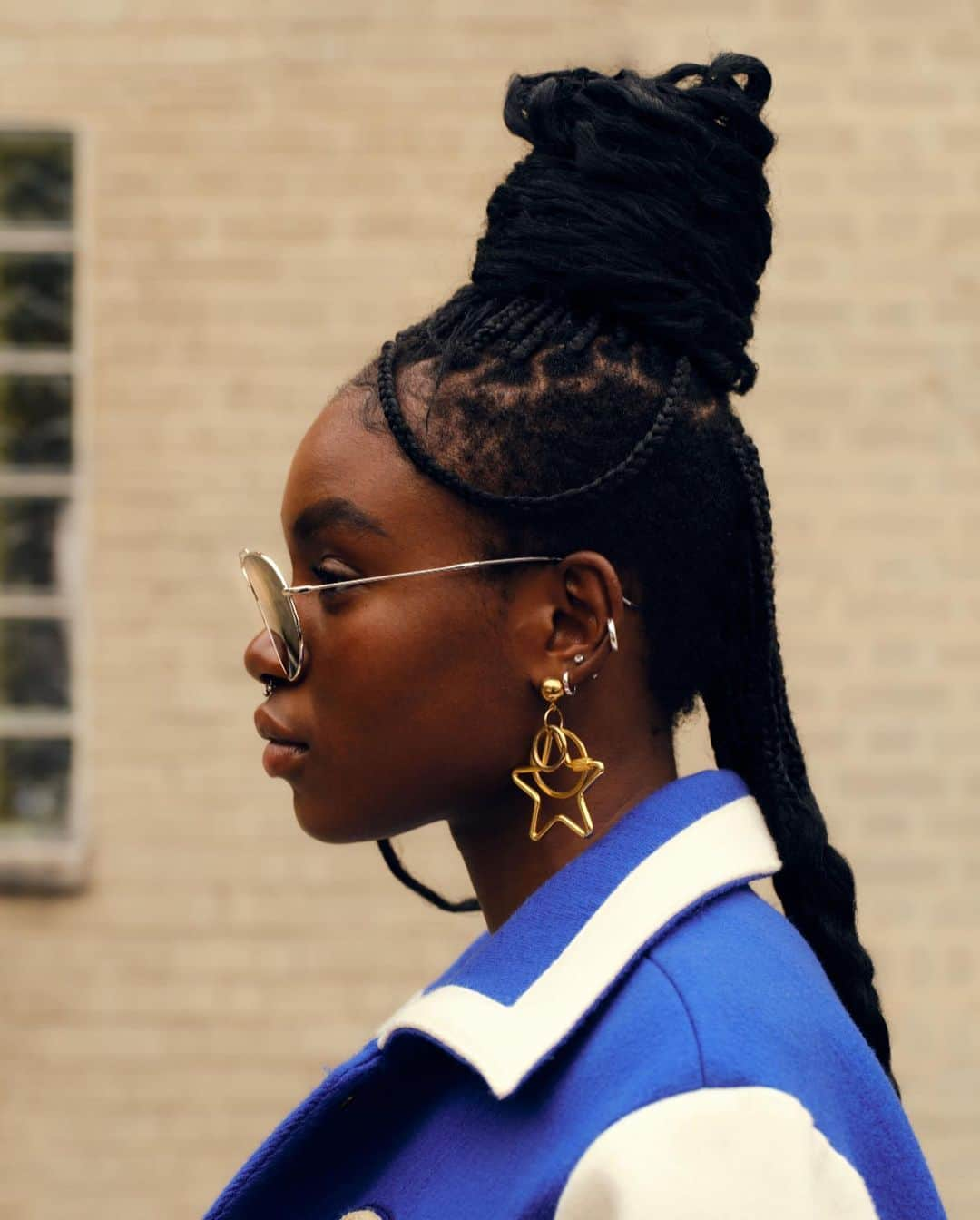 レイバンのインスタグラム：「@Taliaagoddess turns the NYC streets into her runway with the perfect mix of style, attitude, and personality with #RayBanReverse.」