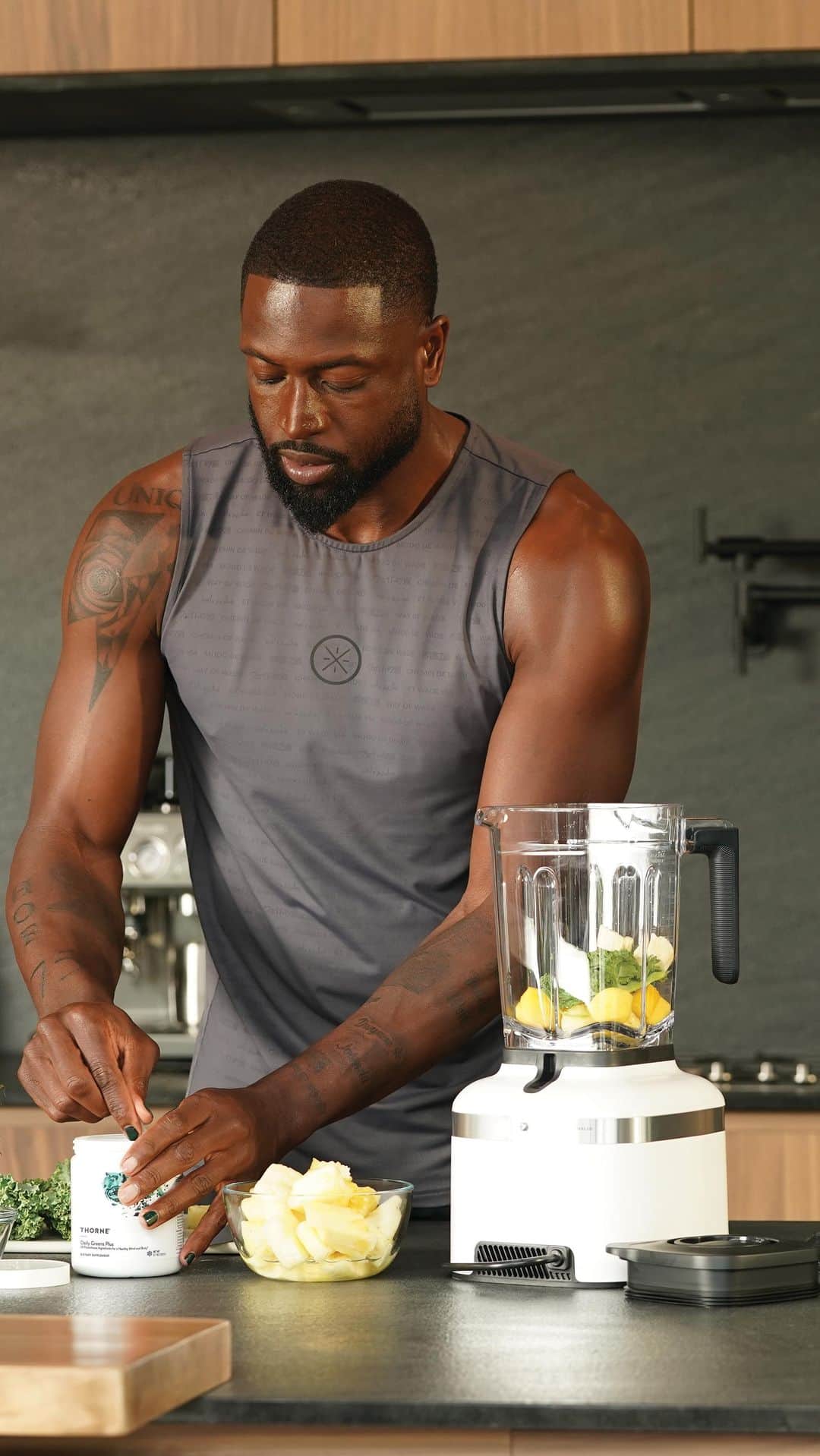 ドウェイン・ウェイドのインスタグラム：「Wake up and choose to be your best you with @thornehealth」