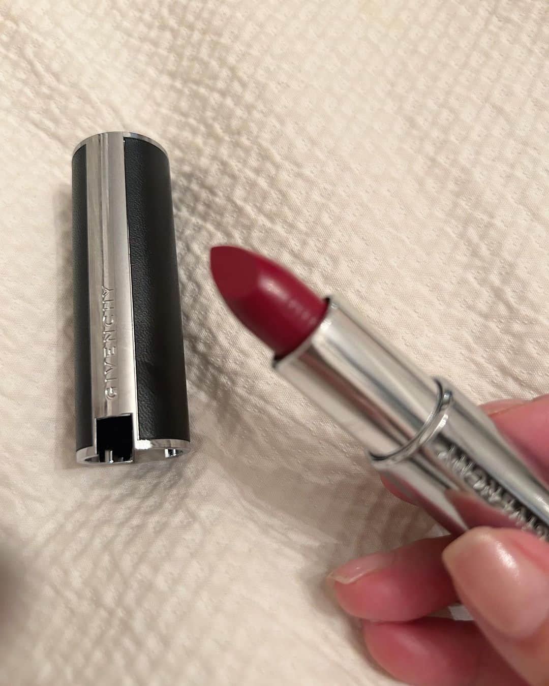 のインスタグラム：「今日の撮影でとっても助けられたLip💄 素敵な色 #338 @givenchybeauty  #ルージュ・アンテルディ・シルキー  Color  No.338  ルージュ・ヴィーニュ」