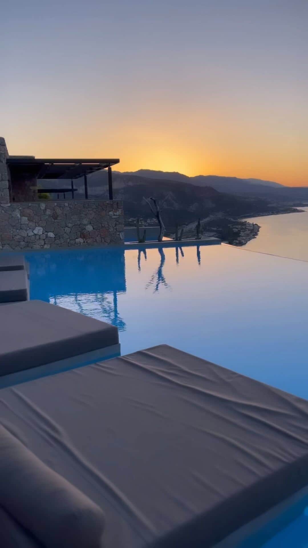 マヌー・ベネットのインスタグラム：「Sunset on the summit #sunset #greece #legrandbleu #travel #sobeautiful」