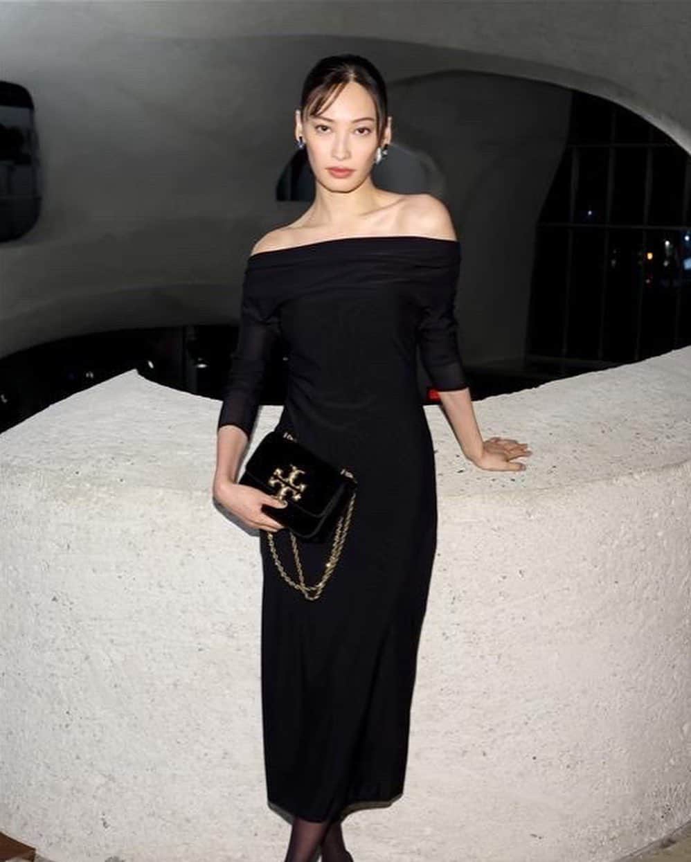 大政絢のインスタグラム：「Tory Burch Spring/Summer 2024 in NYC🖤  久しぶりのNYでのコレクション とても神秘的な空間。そして始まると時間が経つのがとても早く魅了されました。  また新しいTory Burchの世界観が見れ素材感が美しく着てみたいルックがたくさんありました🌿  @toryburch  #Toryburch  #トリーバーチ」