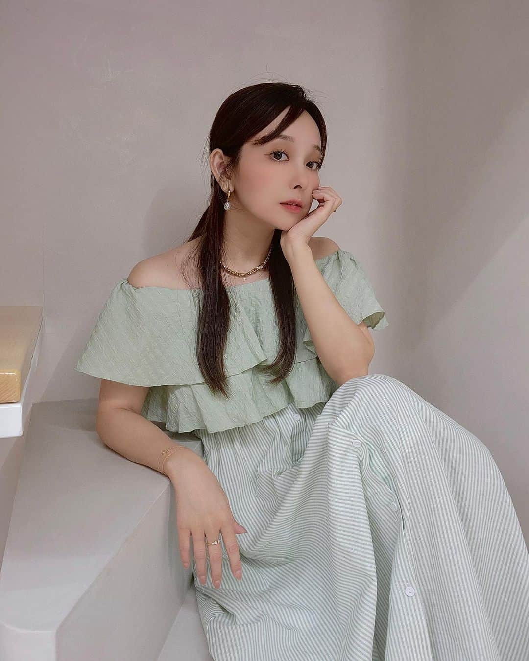 のインスタグラム：「我很珍惜我的閨蜜 真心祝福彼此越來越好 因為信任所以什麼都能聊  我們都會有個默契 相處後滿滿正能量 就是心理充好電🔋  現在能夠讓我笑到肚子痛的人很少🤣 我喜歡笑 我喜歡做自己 所以更加珍惜讓我自在的你🫰🏻  Dress @laparisienne.me」