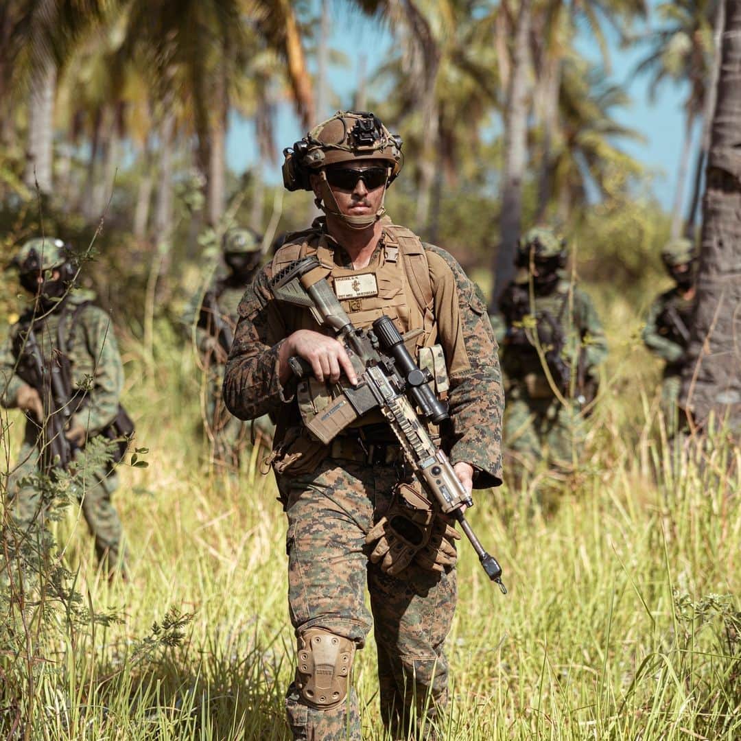 アメリカ海兵隊のインスタグラム：「Multi-Lateral Assault   📍 Banongan Beach, Asembagus, Indonesia (Sept. 10, 2023)  #Marines with the @31stMEU prepare to attack an objective during a multi-lateral amphibious assault for Super Garuda Shield 2023.  Super Garuda Shield 2023 highlights the seven participating and twelve observing nations' commitment to partnership and a free and open Indo-Pacific.  📷 (U.S. Marine Corps photo by Cpl. Vincent Pham)  #USMC #SemperFi #MarineCombatArms」