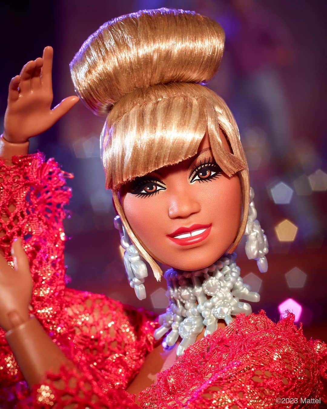 バービーさんのインスタグラム写真 - (バービーInstagram)「¡Azúcar! 🎤🎶 Barbie celebrates the legacy of the Queen of Salsa, with the introduction of our newest #Barbie Inspiring Women doll – @CeliaCruz!  Born with a natural talent for singing, Celia toured the world with her band, honoring her heritage and bringing Afro-Cuban salsa music to all corners of the globe, in an award-winning career spanning over 60 years and 75 albums.  With role models like Celia Cruz, girls can see that their voices make a difference. #HispanicHeritageMonth #YouCanBeAnything」9月13日 2時02分 - barbiestyle