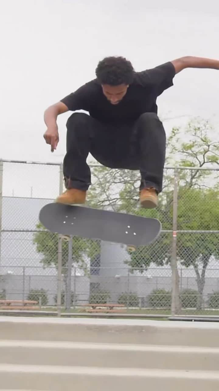 マウリオ・マッコイのインスタグラム：「@maurcoy sets up a freshie of the Grippiest and gets busy at his local for our NEW Grip It & Rip It 🎯 Watch the edit now playing on our channel!  🎥 @sktbrdng #MOBgrip」