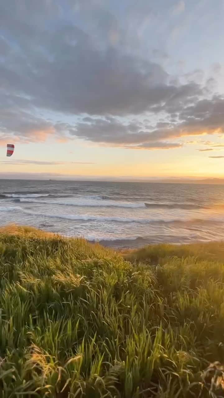 のインスタグラム：「Surf’s up on Vancouver Island🏄‍♂️ 😎.   A mecca for water sports lovers of any skill level, Vancouver Island’s shores serve up some of the best waves for adrenaline chasers.  Five of the most accessible surfing beaches if you’re cruising the island by car are: 🌊 Jordan River 🌊 Sombrio Beach 🌊 Long Beach 🌊 Chesterman Beach 🌊 Cox Bay   Don your wetsuit, hang ten, and chase the pulse of the west coast. 🤙     🎥: @k.doh 📍: @tourismvancouverisland, @hellobc    #ExperienceVancouverIsland #ExploreBC #ExploreCanada    Video description: A kite surfer skims across the water, surfing waves. The horizon is a muted yellow as the sun rises.」