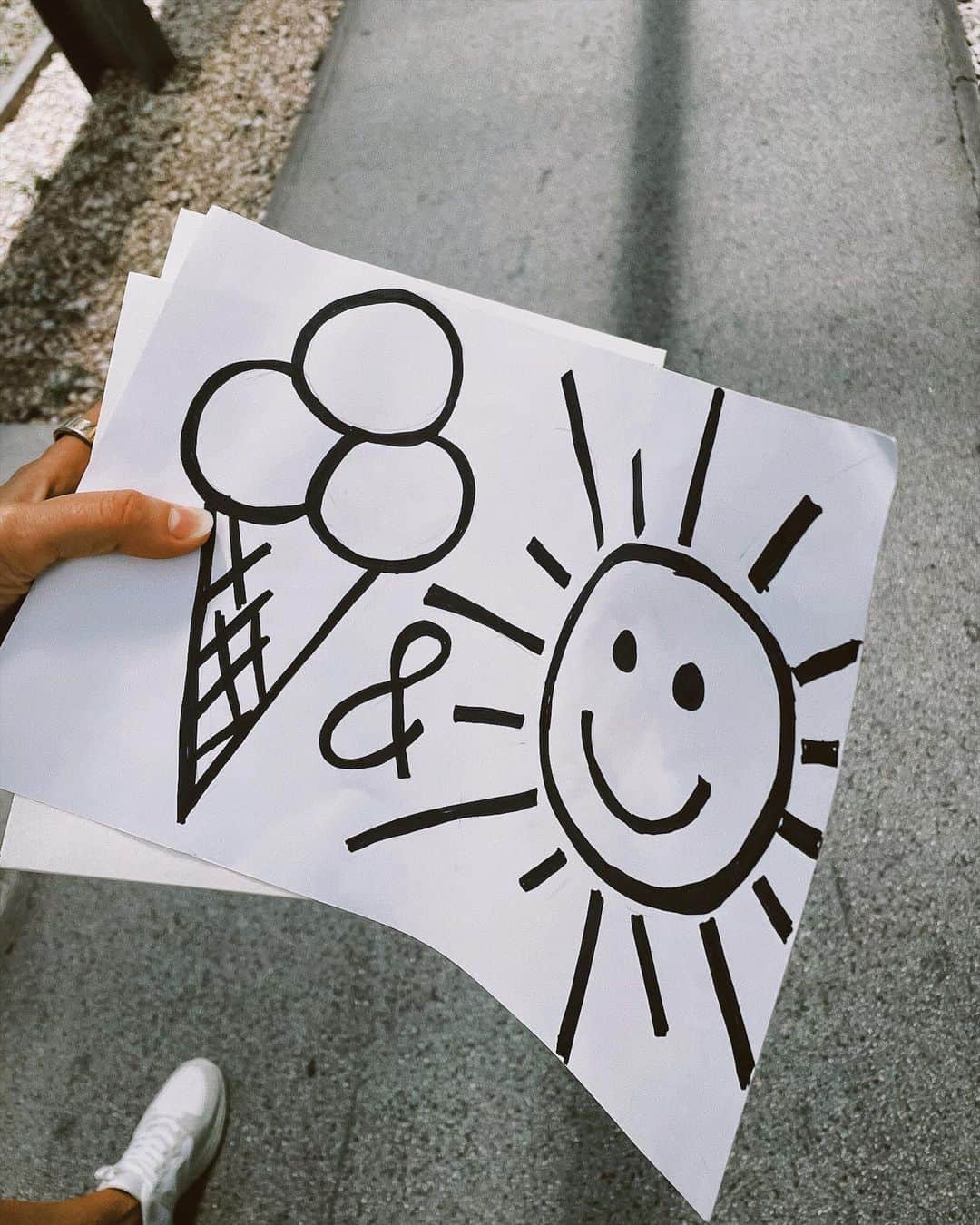 ズザンナ・ヤカボスのインスタグラム：「névtáblám🤭🍦🌞」