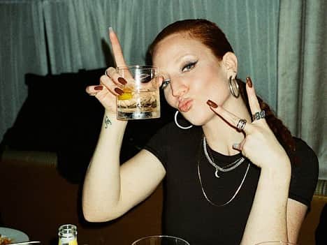 ジェス・グリンのインスタグラム：「Cheers…incoming」