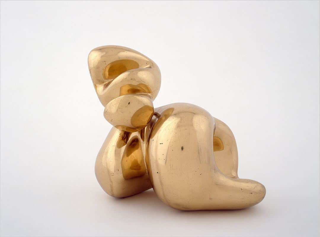 のインスタグラム：「Jean Arp was a key figure in the Surrealist and Dada movements. Born in Strasbourg in 1886, Arp's artistic philosophy emphasized the exploration of form and chance as a means of artistic expression.  "Head and Shell" is two separable elements. A spike attached to the base section supports the upper portion, which may easily be removed. During the 1930s, the artist produced several small works made of multiple elements that the viewer could pick up, separate, and rearrange into new configurations.  Peggy Guggenheim’s fascination with this cast of the plaster original arose from her delight in handling the small sculpture. This work is in @guggenheim_venice. . Jean Arp, "Head and Shell," ca.1933 © 2023 Artists Rights Society (ARS), New York / VG Bild-Kunst, Bonn. #JeanArp #PeggyGuggenheimCollection」