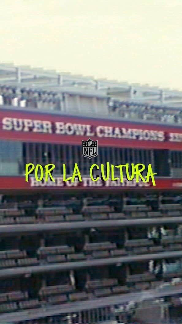 サンフランシスコ・フォーティナイナーズのインスタグラム：「Family, commitment and effort. Latino icon Fred Warner needed this and more to reach the NFL and fulfill his dream 💭🏈  #PorLaCultura」