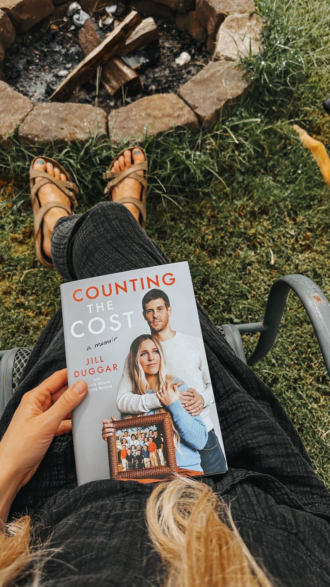 デリック・ディラードのインスタグラム：「📣Today is BOOK RELEASE DAY for our book #countingthecost 📚🎊 9/12/2023  📚Tag us when you share this post or drop us a note in the comments and let us know what spoke to you or encouraged you the most from our story. 🌿⬇️  📚Want to order the book? See link in bio for all the options ⬆️ or go here:  https://bit.ly/countingthecostbook  📚🎙️Want to order the audiobook and listen today? Tap link in bio ⬆️ or go here: https://bit.ly/3qCP5Ct  ✍🏻📸Want to meet us at one of our in-person or live virtual events this week? ⬆️Tap link in bio for all the details or go here: https://www.dillardfamily.com/2023/08/new-in-person-virtual-live-book-events/  @gallerybooks @simon.audio @simonandschuster @bnsouthroads @bookpassage @derickdillard @jillmdillard @craig.borlase」