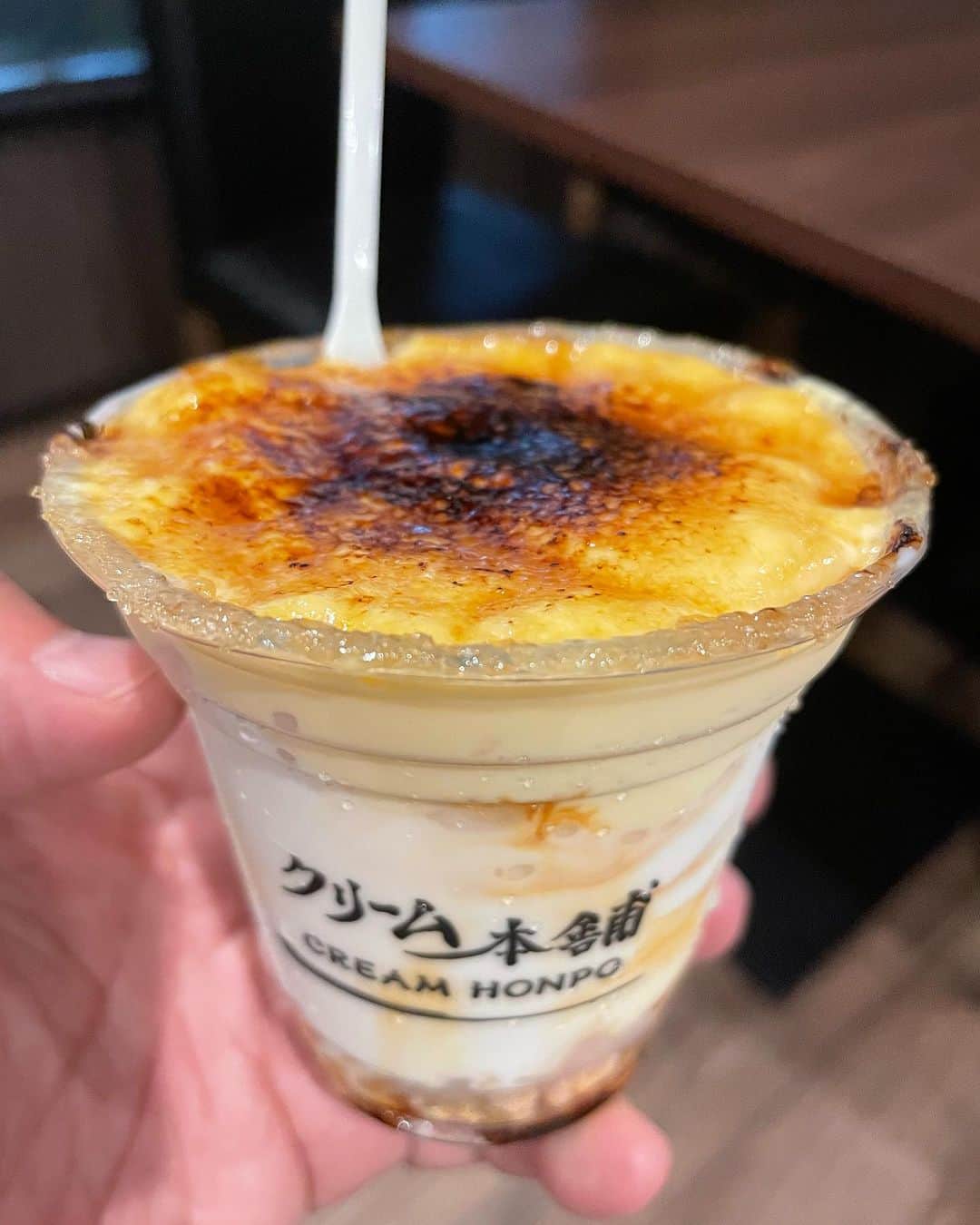 西井隆詞のインスタグラム：「クリーム本舗で ブリュレソフト食べて来た プリン好きやから このブリュレとソフトクリームの 組み合わせは たまらんかったわぁ〜🍮  #クリーム本舗泉佐野店  #ブリュレソフト #プリン大好き  #ご馳走サマンサタバサでした  #スイーツ #スイーツ男子 #泉州グルメ #ラジバンダリ西井」