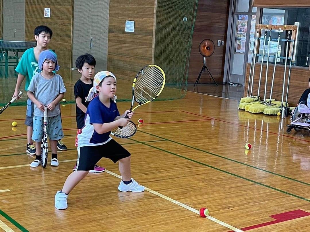 岡本聖子さんのインスタグラム写真 - (岡本聖子Instagram)「コツコツ、みんな確実に上手くなっている✨  みんなが 人生の軸にテニスを選ばなくとも  テニスやってて良かった  人生のそれぞれのタイミングで  そんな風に 思える時が来たら すごく嬉しい  そして それはきっと起きる  テニスという競技は 本当素晴らしい  幸せのためのテニス  テニスをして幸せになる  私にとっての「テニス」の形  プレーヤーの時は そこまで理解できていなかったけど  テニスに出会わせてくれて ありがとう♡  #あきる野市  #日の出町 #テニス #テニスあきる野 #五日市クラブ #岡本聖子」9月13日 2時21分 - seiko_okamoto_official