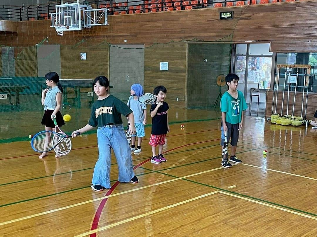 岡本聖子さんのインスタグラム写真 - (岡本聖子Instagram)「コツコツ、みんな確実に上手くなっている✨  みんなが 人生の軸にテニスを選ばなくとも  テニスやってて良かった  人生のそれぞれのタイミングで  そんな風に 思える時が来たら すごく嬉しい  そして それはきっと起きる  テニスという競技は 本当素晴らしい  幸せのためのテニス  テニスをして幸せになる  私にとっての「テニス」の形  プレーヤーの時は そこまで理解できていなかったけど  テニスに出会わせてくれて ありがとう♡  #あきる野市  #日の出町 #テニス #テニスあきる野 #五日市クラブ #岡本聖子」9月13日 2時21分 - seiko_okamoto_official