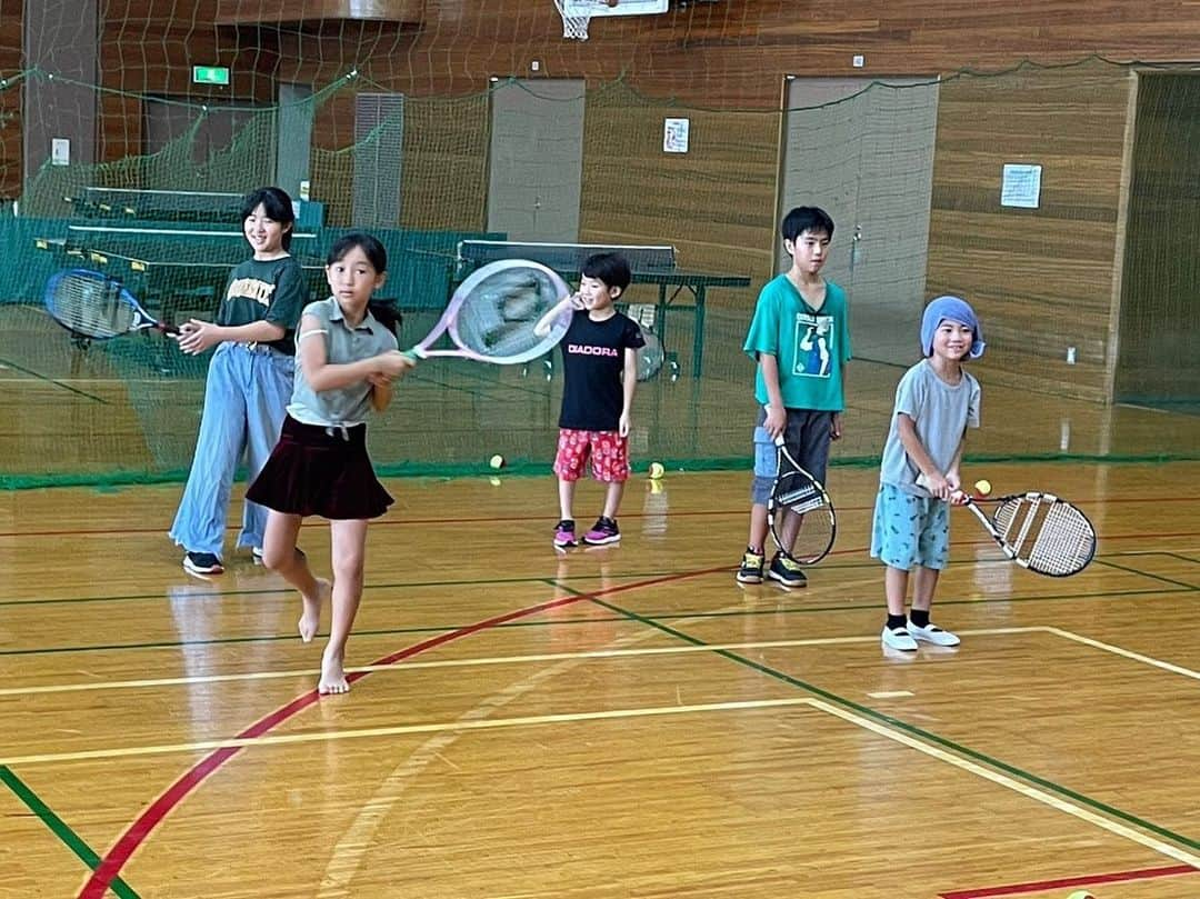 岡本聖子のインスタグラム：「コツコツ、みんな確実に上手くなっている✨  みんなが 人生の軸にテニスを選ばなくとも  テニスやってて良かった  人生のそれぞれのタイミングで  そんな風に 思える時が来たら すごく嬉しい  そして それはきっと起きる  テニスという競技は 本当素晴らしい  幸せのためのテニス  テニスをして幸せになる  私にとっての「テニス」の形  プレーヤーの時は そこまで理解できていなかったけど  テニスに出会わせてくれて ありがとう♡  #あきる野市  #日の出町 #テニス #テニスあきる野 #五日市クラブ #岡本聖子」