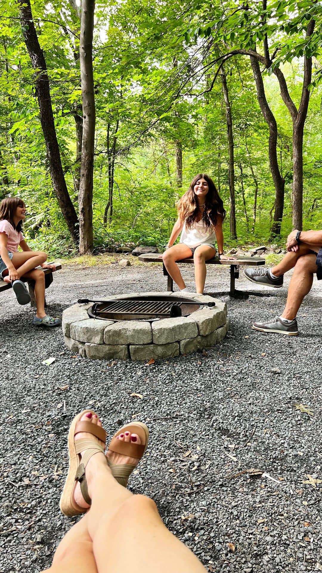 Ilana Wilesのインスタグラム：「Weekend in the Life of a NYC Mom: Camping Edition in partnership with @kampgroundsofamerica! We stayed in a Deluxe Cabin and let Mazzy and Harlow play the role of our camp counselors! If I’m gonna be with my family in the woods, I’m glad I can do it with a fridge and a shower.  #ditlNYCmom #koapartner #ad」