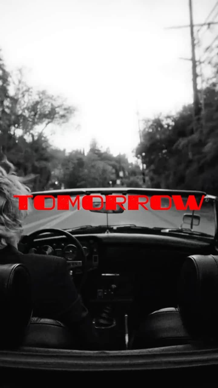 ダフ・マッケイガンのインスタグラム：「Tomorrow is a good day to die...  Longfeather single and video tomorrow  https://duffmckagan.ffm.to/longfeather  #duffmckagan #newmusic #gunsnroses #LightHouseAlbum #duff #longfeather」