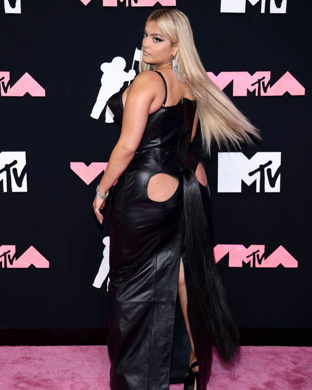 ELLE Brasilさんのインスタグラム写真 - (ELLE BrasilInstagram)「Do look @ludovicdesaintsernin de #OliviaRodrigo, passando pela transparência de #KarolG até chegar ao estilo gótico dramático de #DemiLovato, o que não falta nesse tapete vermelho do tapete pink do #VMAs é ousadia. E quem o diga é #CardiB, que chegou com um vestido @dilarafindikoglu custom com inspiração no inverno 2023 da marca!」9月13日 7時58分 - ellebrasil