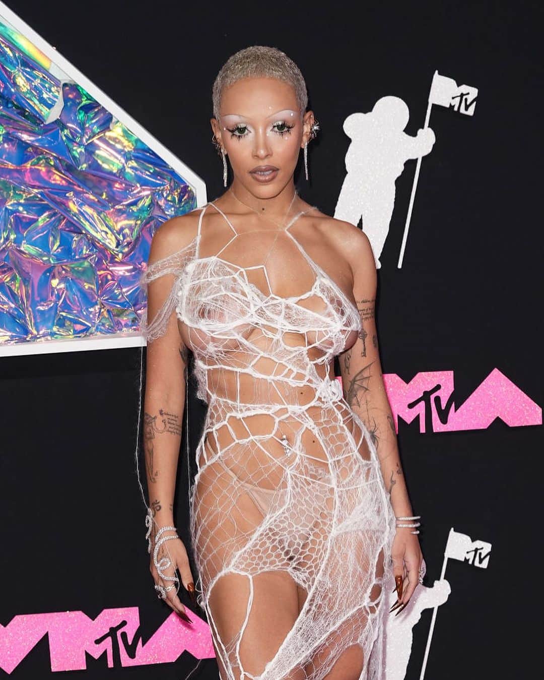 ELLE Brasilのインスタグラム：「Do look @ludovicdesaintsernin de #OliviaRodrigo, passando pela transparência de #KarolG até chegar ao estilo gótico dramático de #DemiLovato, o que não falta nesse tapete vermelho do tapete pink do #VMAs é ousadia. E quem o diga é #CardiB, que chegou com um vestido @dilarafindikoglu custom com inspiração no inverno 2023 da marca!」