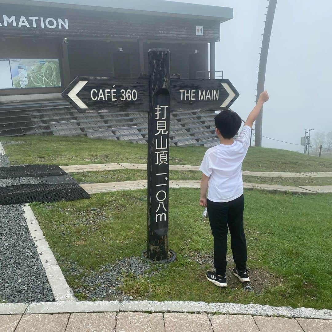 坂東亀三郎のインスタグラム：「⁡ ⁡ 滋賀まで行って登山🥾 ⁡ 蓬莱山の山頂まで行く予定が 天気が悪く打見山の山頂で断念。 ⁡ ⁡ びわ湖バレイをロープーウェイで登って行く観光客を横目に3時間半の登山、叔父・権十郎にプレゼントしてもらったおニューの登山靴で！ ⁡ 初級者向け！みたいなコース紹介だったけど、いやいや、想像よりハードな山でした。 ハードだった分、 細胞の核細胞の奥底からも発汗したような気持ちよい大量の汗💦で心身共にリフレッシュ。 この発汗が登山したくなる理由なんですわ。 ⁡ 下山のロープーウェイ、雲の隙間から琵琶湖が。 ⁡ #打見山 #彦登山 #歌舞伎 #音羽屋 #歌舞伎役者 #亀三郎 #坂東亀三郎 #六代目 #彦三郎 #坂東彦三郎 #九代目」