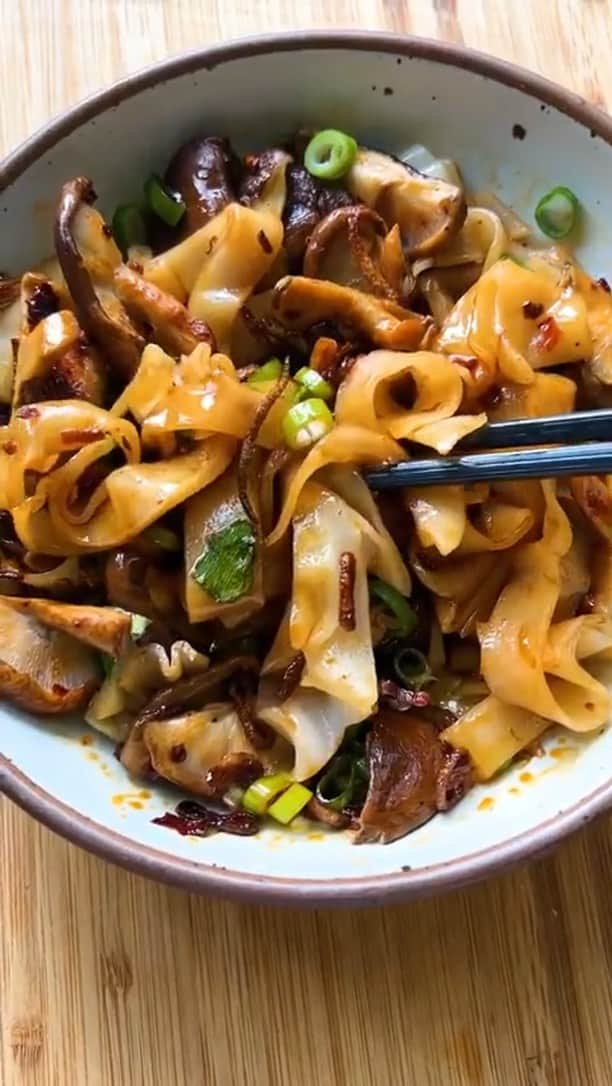 Food52のインスタグラム：「@dominiqueevanz made noodles! @woon.heng's Rice Noodles With Mushrooms, Scallions & Chile Oil, to be exact! All the details you need to make this recipe at home are at the link in bio. #f52community #f52grams」