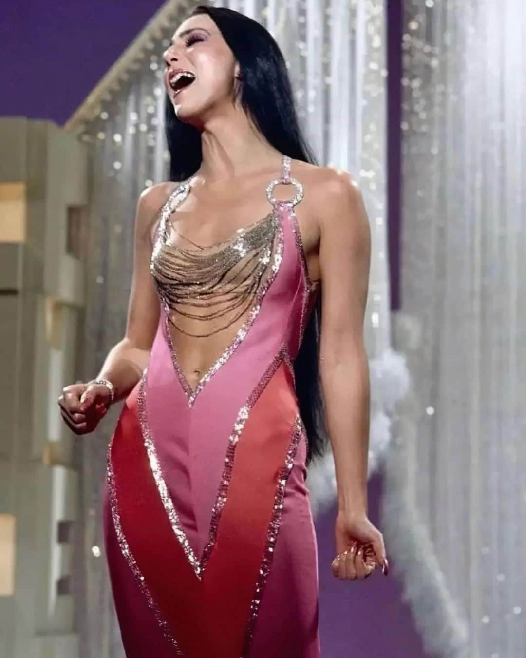 シドニーエヴァンさんのインスタグラム写真 - (シドニーエヴァンInstagram)「Forever Our #SydneyEvan Muse 😍 In creating our newest collection, Feminine Fatale, we drew inspiration from classic Hollywood icons like Cher who exude a sense of empowerment and confidence.   Which Cher look is your fav?   📷: @70sarchives and @conde.nasty」9月13日 3時00分 - sydneyevan