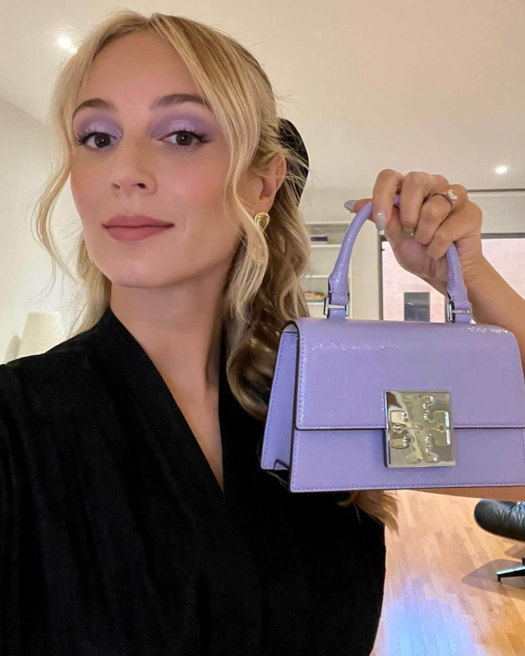 ハーレー・ヴィエラ・ニュートンのインスタグラム：「A #toryburch 𝓁𝒶𝓋𝑒𝓃𝒹𝑒𝓇 𝒽𝒶𝓏𝑒 👾」