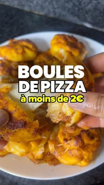 Carrefour Franceのインスタグラム：「Des minis boules de pizza fourrées à la mozzarella ! Découvrez notre recette, rapide et peu coûteuse 😎  Ingrédients : -1 sauce tomate à la provençale 🍅  -1 mozzarella 🧀  -1 pâte à pizza 🍕  Et vous, quelles sont vos meilleures recettes express ?  #carrefour #recetteexpress #recetterapide」