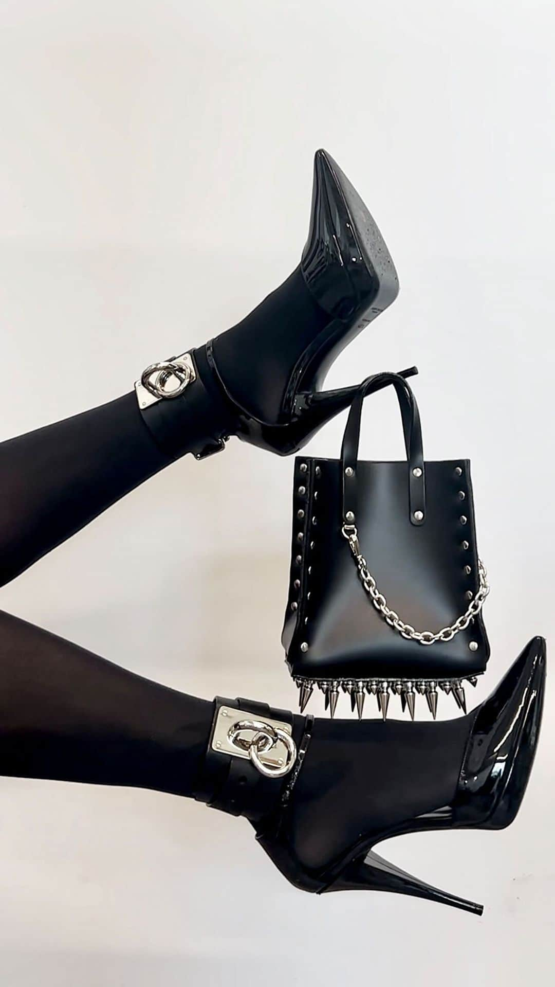 ZANA BAYNEのインスタグラム：「Practice makes perfect 🌹   The proper way to carry the Spike Drip Tote (Mini), with the 2.5” Choker Cuffs in size L worn as ankle adornments」