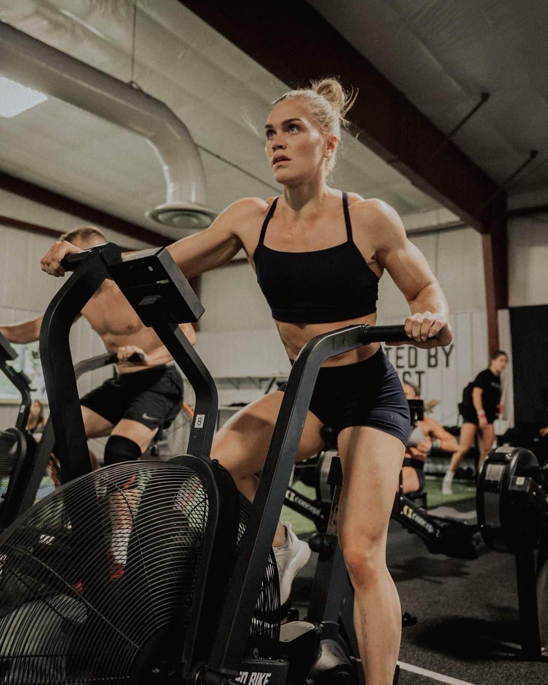 Katrin Tanja Davidsdottirさんのインスタグラム写真 - (Katrin Tanja DavidsdottirInstagram)「The weights are light, the intensity is low but the room for growth is ENDLESS! ✨🤎👊🏼  @hwpotraining #HWPO」9月13日 2時44分 - katrintanja