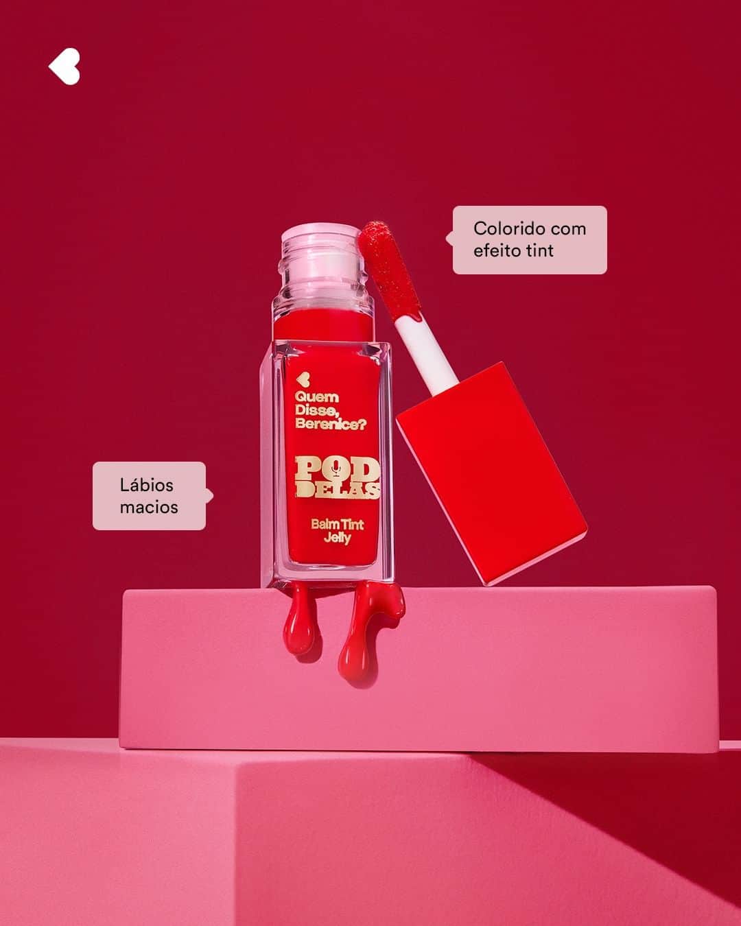 quem disse, berenice?のインスタグラム：「chegou o Balm Tint Jelly da nossa nova collab com o @poddelas, seu parceiro perfeito pra hablar sem hora pra acabar. a cor “Vermelho ao Vivo” tem efeito tint e deixa seus lábios macios e com uma corzinha linda e natural. tuudo! 👄 #QDBComPoddelas   #PraTodosVerem: o post é único com o fundo vermelho com o Balm Tint Jelly aberto, com seu líquido escorrendo em cima de uma superfície rosa e o texto: "Colorido com efeito tint // Lábios macios". Fim da descrição.」