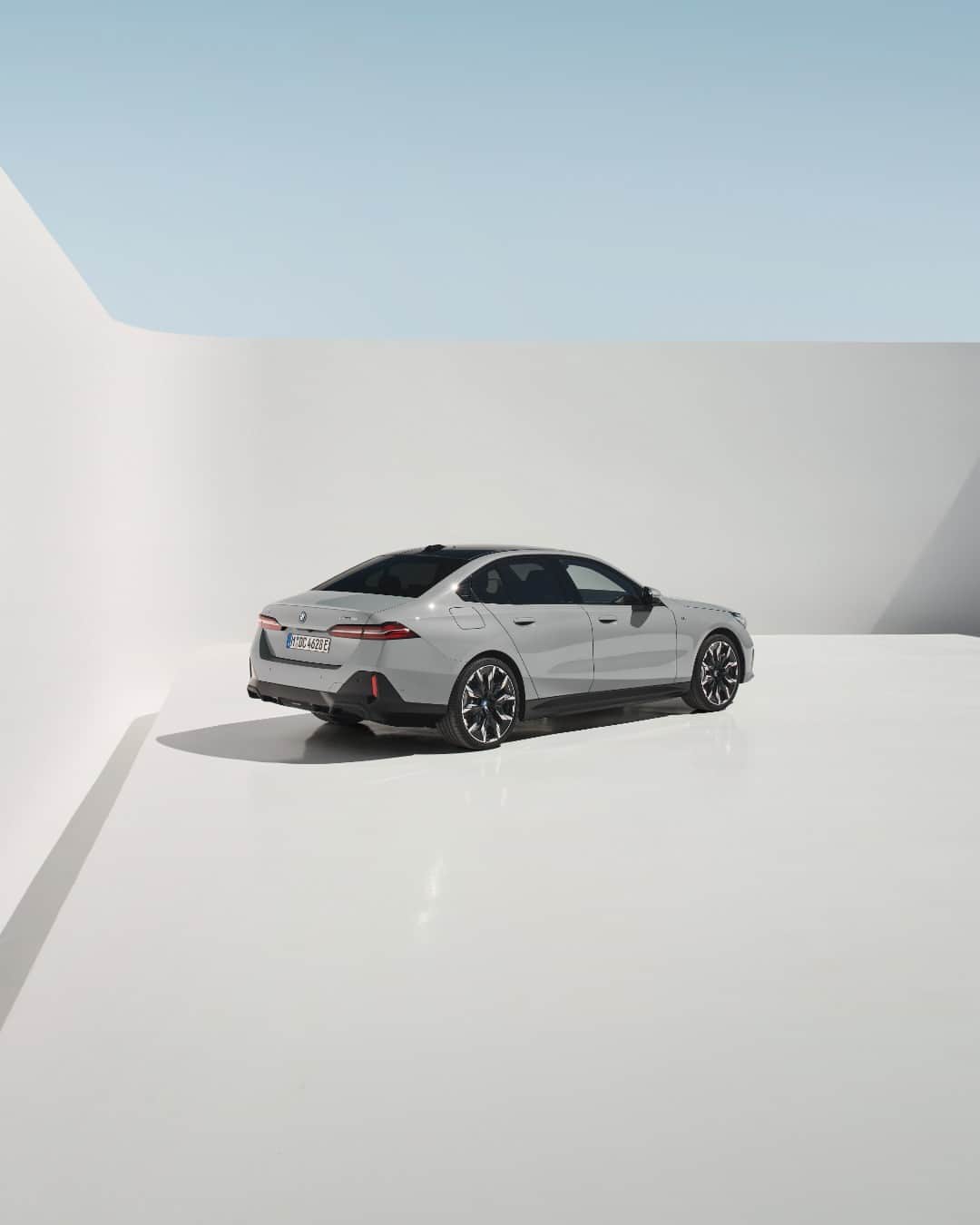 BMWのインスタグラム：「Unboxed and ready to perform.  THE NEW BMW i5. 100% electric.  #THENEWi5 #THEi5 #BMW #BMWi #BornElectric #BMWElectric __ BMW i5 eDrive40​*: Combined power consumption: 18.9–15.9 kWh/100 km. Combined CO2 emissions: 0 g/km. Electric range: 497–582 kilometers. All data according to WLTP. * Preliminary data; no homologation figures available yet. Further info: www.bmw.com/disclaimer」