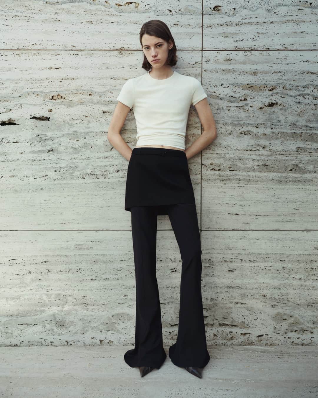 MANGOのインスタグラム：「Our new collection takes the lead in building a foundational autumn wardrobe...with an edge ⚡️ Explore it now, at mango.com. ⁣ Skirt: 57055138 ⁣ #MangoWoman」