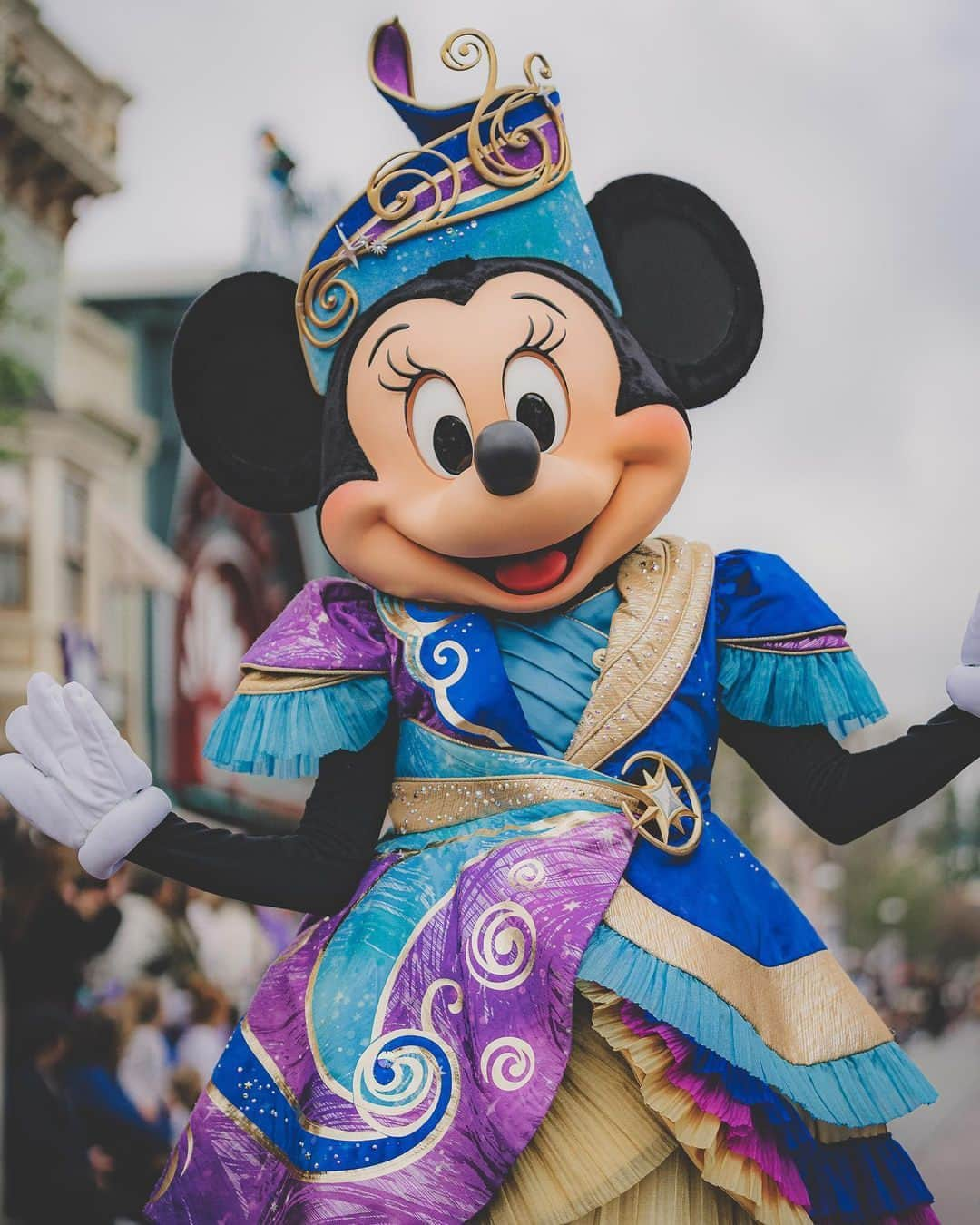 ディズニーランドさんのインスタグラム写真 - (ディズニーランドInstagram)「Talk about a glittery outfit! Drop a 💙 if seeing @minniemouse is your favorite part of #MagicHappens Parade! (📸: @matthewgerard)」9月13日 3時00分 - disneyland