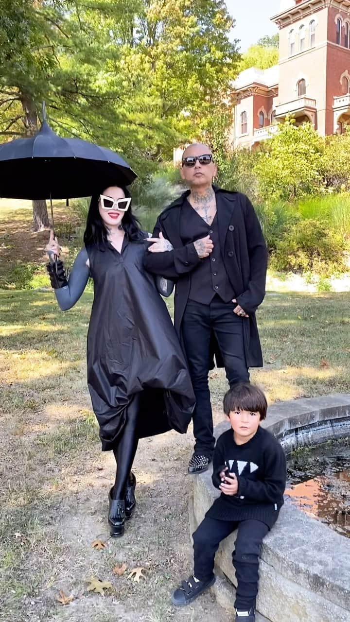 Kat Von Dのインスタグラム：「Family photo day at #CasaVonD 🧛🏻‍♂️🧛🏻‍♀️🧛🏻」