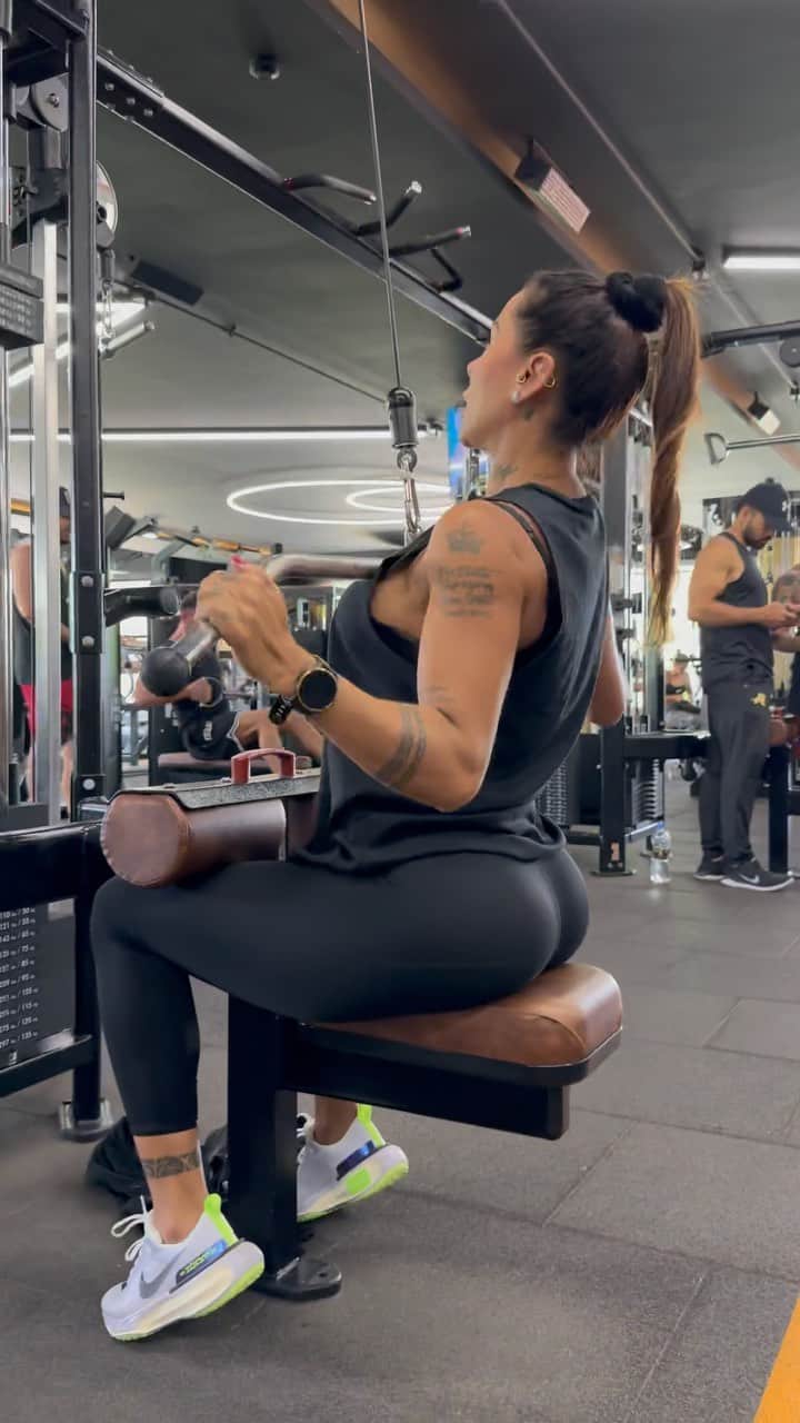 ソニア・イサーザのインスタグラム：「Buenas buenas!🙋🏽‍♀️ . Por aqui un poco de mi rutina de hoy! 🔥💪🏾  . En @aefitnessclub」