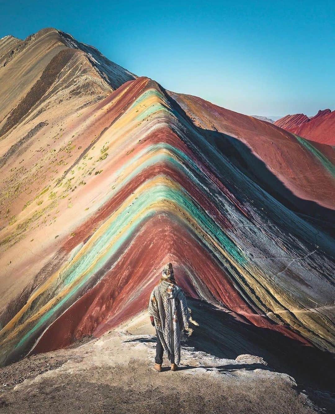Discover Earthさんのインスタグラム写真 - (Discover EarthInstagram)「Lost in the wild beauty of Peru 🇵🇪 From towering peaks to incredible diversity, this country is a true natural wonderland. Tag a friend you'd love to explore these incredible landscapes with! 🤩  📍Peru  🇵🇪 #DiscoverPeru with @braybraywoowoo」9月13日 3時30分 - discoverearth