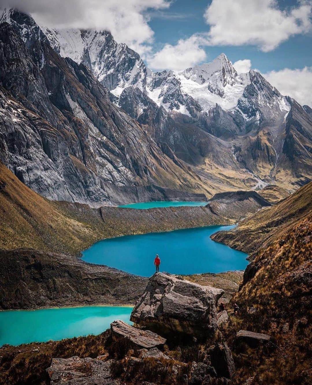 Discover Earthさんのインスタグラム写真 - (Discover EarthInstagram)「Lost in the wild beauty of Peru 🇵🇪 From towering peaks to incredible diversity, this country is a true natural wonderland. Tag a friend you'd love to explore these incredible landscapes with! 🤩  📍Peru  🇵🇪 #DiscoverPeru with @braybraywoowoo」9月13日 3時30分 - discoverearth