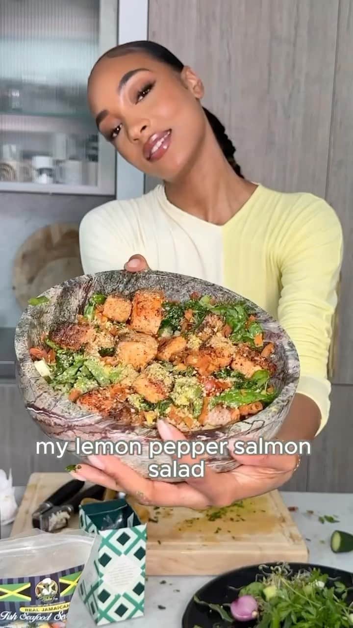 ジョーダン・ダンのインスタグラム：「LEMON PEPPER SALMON SALAD 🍋🥬   season salmon bites: fish seasoning lemon pepper olive oil smoked garlic & fry with olive oil  massage kale in olive oil to soften & add: sprouts cucumber  avocado spring onion  salad dressing: garlic lemon juice lemon pepper chilli flakes olive oil hot honey   Toss salad, add dressing & salmon bites Top with @pimp.my.salad coconut bacon (not spon just love this stuff, it’s vegan btw)  Top & skirt from @rejinapyo 💛  & enjoyyyy #dunnskitchen」