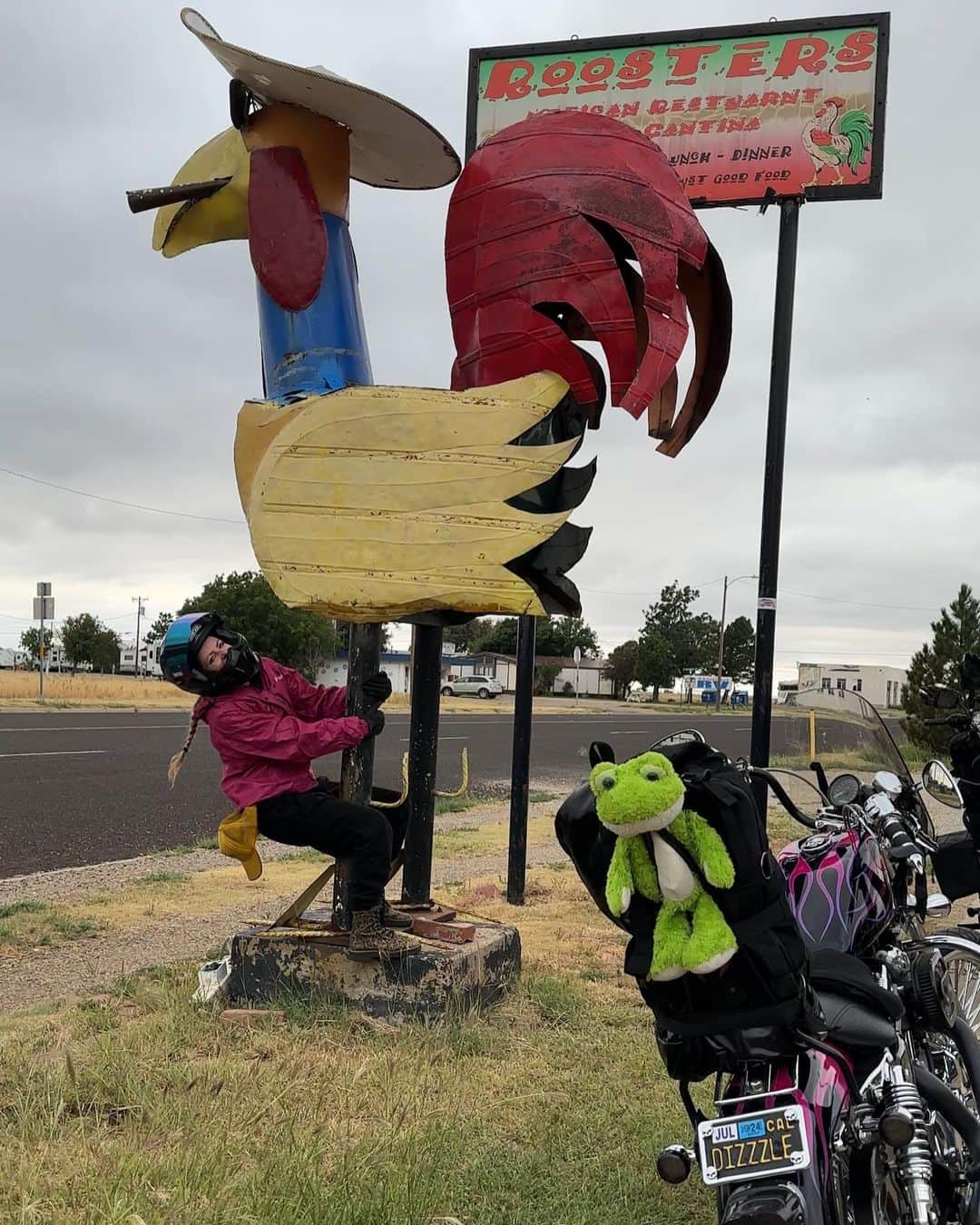 コーディー・レニー・キャメロンさんのインスタグラム写真 - (コーディー・レニー・キャメロンInstagram)「⚡️Day 5 Riding Route 66 💥Tucumcari, NM to Shamrock, TX 💥 Today: 208 miles, Total: 1213 miles Today we walked around Tucumcari which was SO neat! The Blue Swallow Motel was defs my fav place we’ve stayed so far. We passed the midpoint which means we’re over halfway to Chicago! We ate at a fun lil’ Mexican restaurant called Rooster and they had white queso which is my fav! We fought the wind to Cadillac Ranch where we spray painted cars. I drew a 🍆. Duh. We enjoyed the neon lights in Shamrock, Texas at the U-Drop Inn and Shamrock Station and crashed at the Western Hotel across the street.   Today’s ride sponsored by @simpson_motorcycle_helmets . Thanks for keeping my noggin safe for 1213 miles and counting!   #ShiftGearsChangeLives #Route66 #RidingRoute66 #roadtrip #crosscountry #bikerbabe #motorcycles #harleydavidson」9月13日 3時06分 - heyitscodee