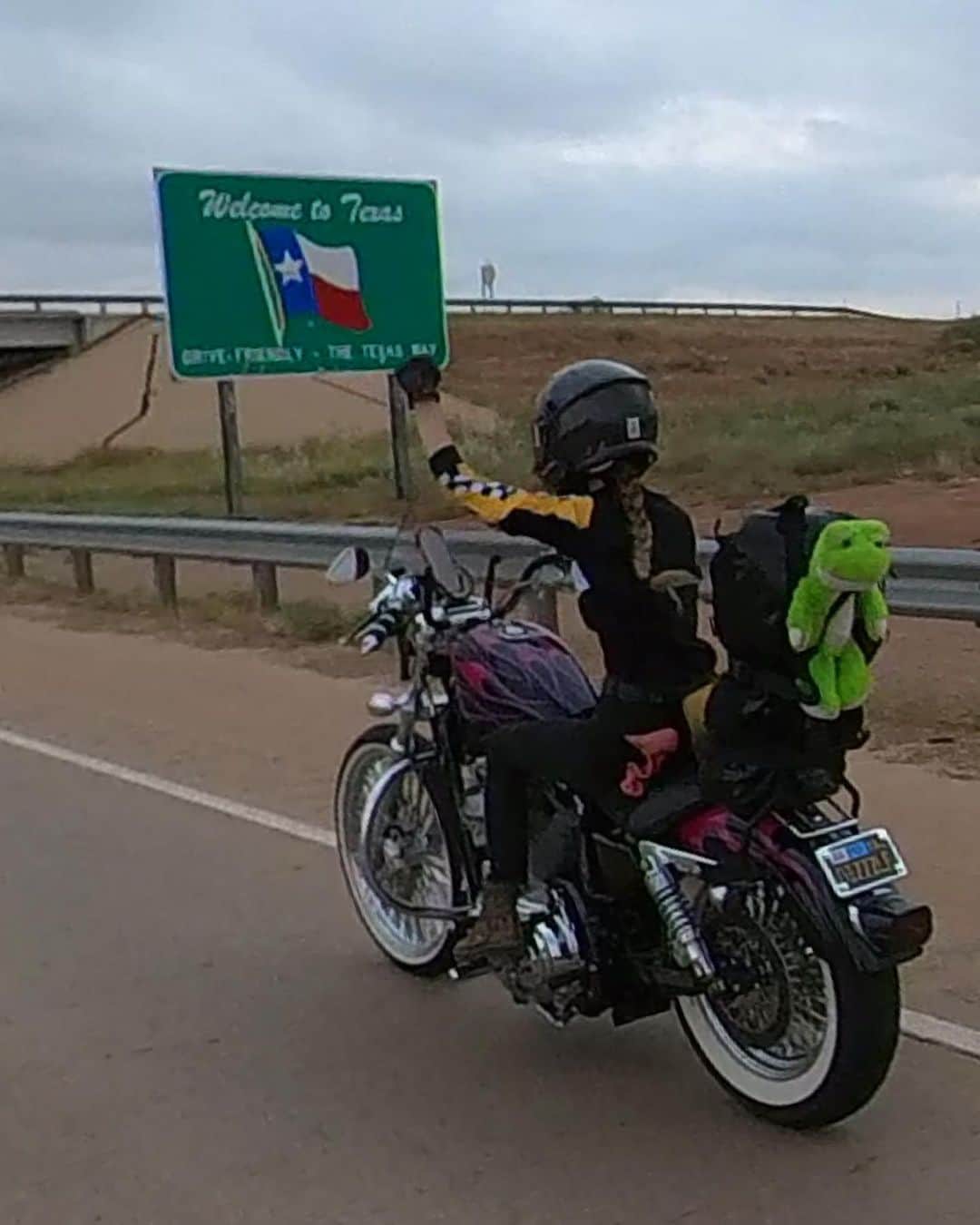 コーディー・レニー・キャメロンさんのインスタグラム写真 - (コーディー・レニー・キャメロンInstagram)「⚡️Day 5 Riding Route 66 💥Tucumcari, NM to Shamrock, TX 💥 Today: 208 miles, Total: 1213 miles Today we walked around Tucumcari which was SO neat! The Blue Swallow Motel was defs my fav place we’ve stayed so far. We passed the midpoint which means we’re over halfway to Chicago! We ate at a fun lil’ Mexican restaurant called Rooster and they had white queso which is my fav! We fought the wind to Cadillac Ranch where we spray painted cars. I drew a 🍆. Duh. We enjoyed the neon lights in Shamrock, Texas at the U-Drop Inn and Shamrock Station and crashed at the Western Hotel across the street.   Today’s ride sponsored by @simpson_motorcycle_helmets . Thanks for keeping my noggin safe for 1213 miles and counting!   #ShiftGearsChangeLives #Route66 #RidingRoute66 #roadtrip #crosscountry #bikerbabe #motorcycles #harleydavidson」9月13日 3時06分 - heyitscodee