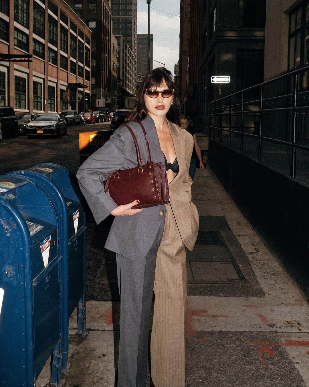ナタリー・スアレスのインスタグラム：「My friends at @hammittla just launched their Cabernet Collection and this handbag is the perfect blend of style and functionality. I'm carrying it to my last show at fashion week, styled with a major power suit. #FeelItLoveItHammitt #HammittPartner」