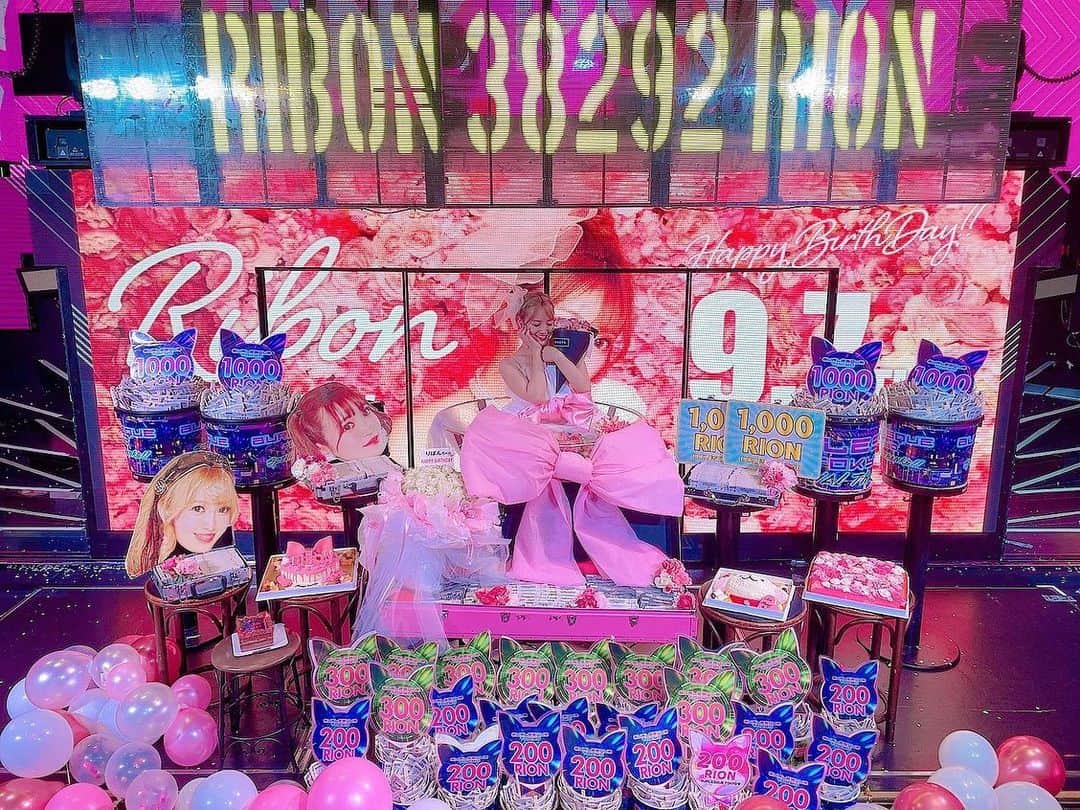 Ribonのインスタグラム：「改めて、9/7りぼんバースデーイベントに来てくださった皆様、本当にありがとうございました😭😭💗💗 お誕生日をバーレスクで迎えるのはもう8回目でして、、、単独イベントも何回もやってきましたが、やっぱり直前まで不安でいっぱいで😢😢 そんな不安を拭うかのように、イベントに遊びにきてくれたみなさんに感謝しかありません。😢💗 どの写真や動画の私もぜーんぶ笑顔がキラキラしてて本当に幸せだったんだなって見返して思います🌼 そしてたくさんの応援とお祝いをありがとうございました！ Tシャツも買って着てくれてる人たくさんいて本当にに嬉しかったです！！ このステージで踊り続けれるのは、バーレスクで8年も頑張れているのは間違いなく応援してくれるファンの方がいるおかげなのです。 こんな私ですが、26歳の私も応援してくれたら幸せです！ 言葉では表しきれないくらいの感謝でいっぱいなのです😢😢💗 素敵なお誕生日になりました、本当に本当にありがとう♡♡ . . . . . . . . .  #burlesquetokyo #バーレスク東京 #スーパーバーレスク #japanesegirl  #インスタ映え #六本木 #歌舞伎町  #撮影 # #fancy 　#ぴんく #かわいい #推し #アイドル  #モデル #笑顔 #smile  #キャバ嬢 ##姫  #🎀 #大人可愛い #グラビア  #お誕生日 #バースデーイベント #宣材写真  #お誕生日 #お誕生日ケーキ #映え #バーレスク」